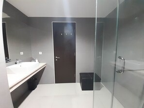 Appartement, 1 chambre | Salle de bain | Douche, articles de toilette gratuits, serviettes fournies