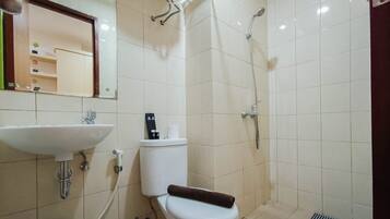 Appartement | Salle de bain | Douche, articles de toilette gratuits, serviettes fournies
