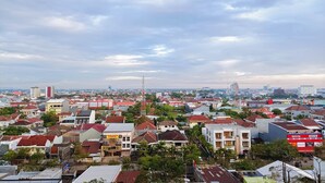 Une zone urbaine densément peuplée, comprenant divers types de bâtiments, notamment des immeubles résidentiels et des locaux commerciaux.