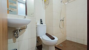 Ein Badezimmer mit Waschbecken, Toilette und Dusche.