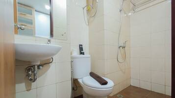 Apartment | Bathroom | Shower, free toiletries, towels