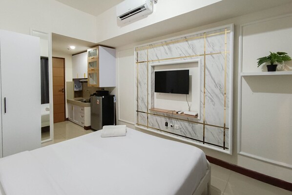 Interior - White And Cozy Studio At Vida View Makassar Apartment (Makassar)