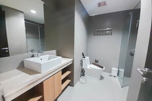 Apartment, 1 Bedroom | Bathroom | Shower, free toiletries, towels