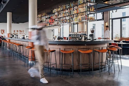 Serveert ontbijt, lunch en diner