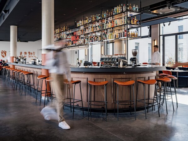 Phục vụ bữa sáng, bữa trưa và bữa tối 