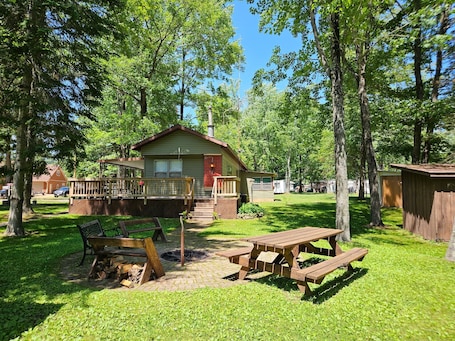 Outdoor dining. Cozy family cottage w/ fireplace, near lake and national forest.