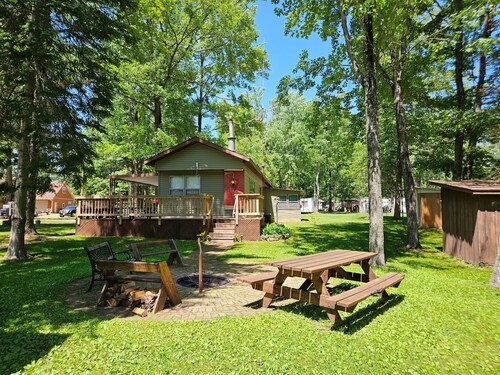 Cozy family cottage w/ fireplace, near lake and national forest.