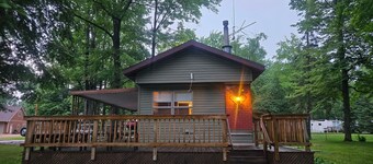 Cozy family cottage w/ fireplace, near lake and national forest.