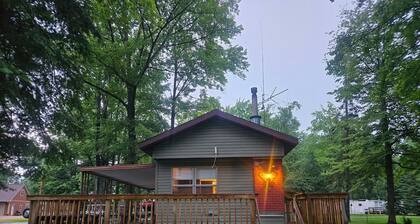 Cozy family cottage w/ fireplace, near lake and national forest.