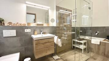 Badewanne, Haartrockner, Handtücher