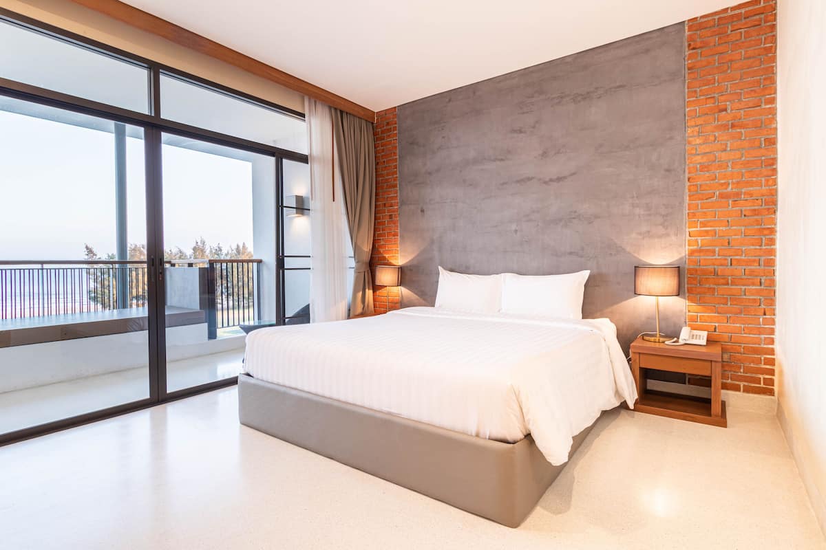 Habitación doble Deluxe, vista al mar | Artículos del minibar gratis y escritorio