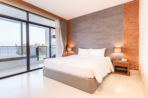 Deluxe Double Room, Sea View | Free minibar items, desk, laptop workspace, soundproofing