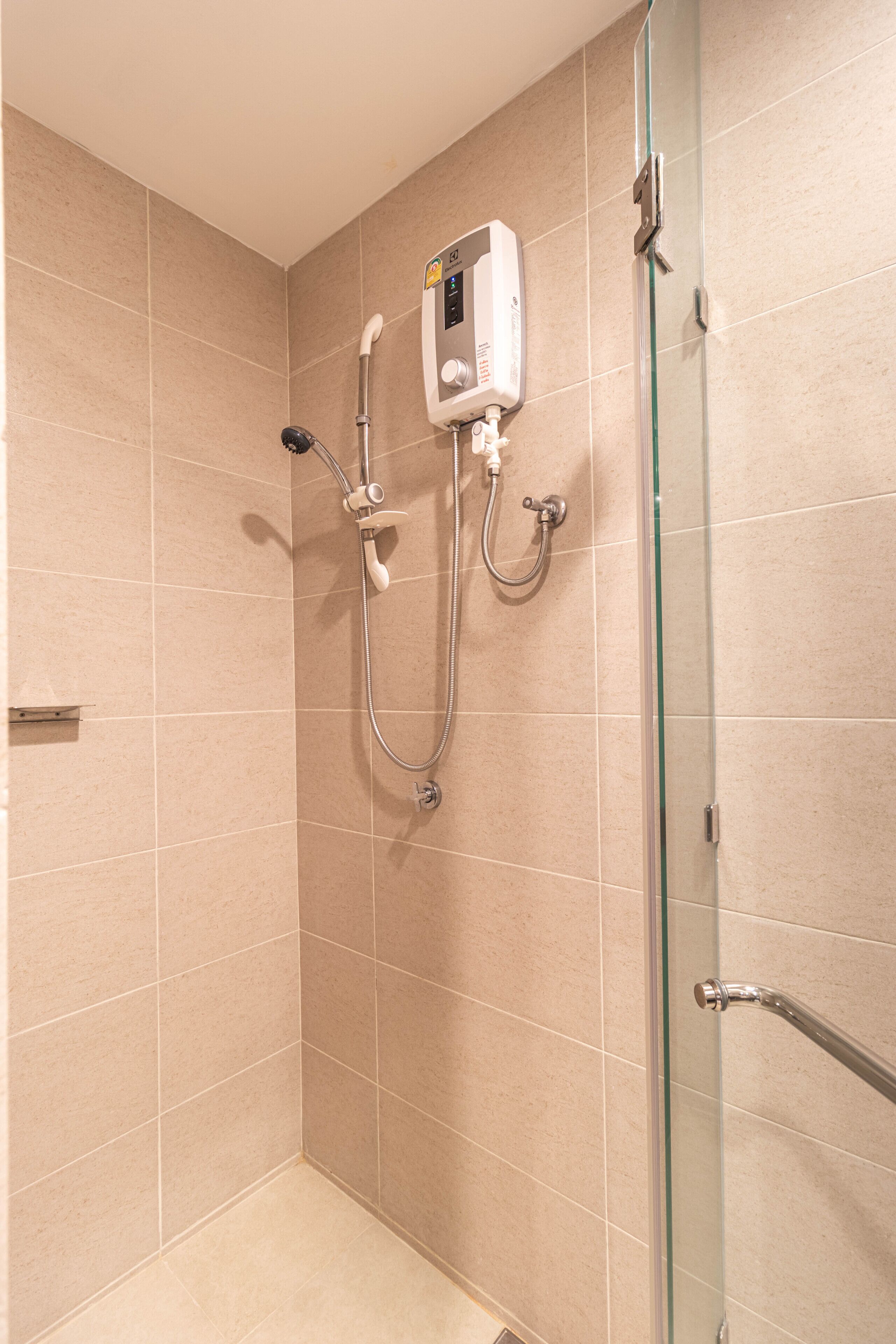 Una ducha moderna con un cabezal de ducha de mano, un cabezal de ducha fijo y un accesorio de ducha manual.