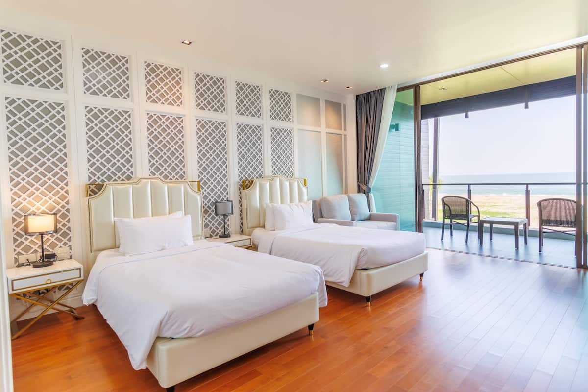 Habitación Premier con 2 camas individuales, vista a la playa | Artículos del minibar gratis y escritorio