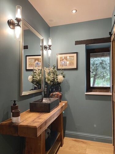 BLUE ROOM * * * * * Barn Stays