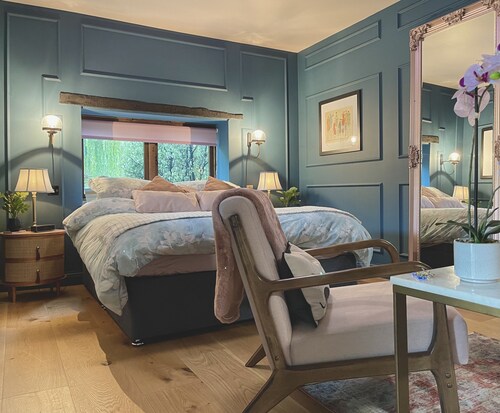 BLUE ROOM * * * * * Barn Stays