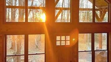 智能電視、壁爐、DVD 播放機、音響