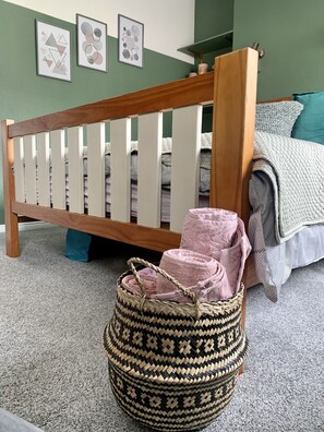 3 dormitorios, escritorio, tabla de planchar con plancha y cuna de viaje