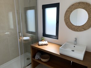 Bungalow Premium | Kamar mandi | Shower, pancuran hujan,  dan handuk