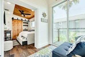 4 bedrooms, desk, WiFi, bed sheets - Private Oasis - Bayfront, Heated Pool, Fire Pit! (Jamaica Beach)