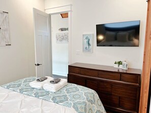 4 makuuhuonetta, työpöytä, Wi-Fi, vuodevaatteet