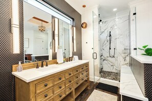 Bathtub, hair dryer, towels - The Oasis -  Private Pool, Bayfront, Fire Pit! (Jamaica Beach)