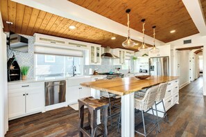 Fridge, microwave, oven, stovetop - The Oasis -  Private Pool, Bayfront, Fire Pit! (Jamaica Beach)