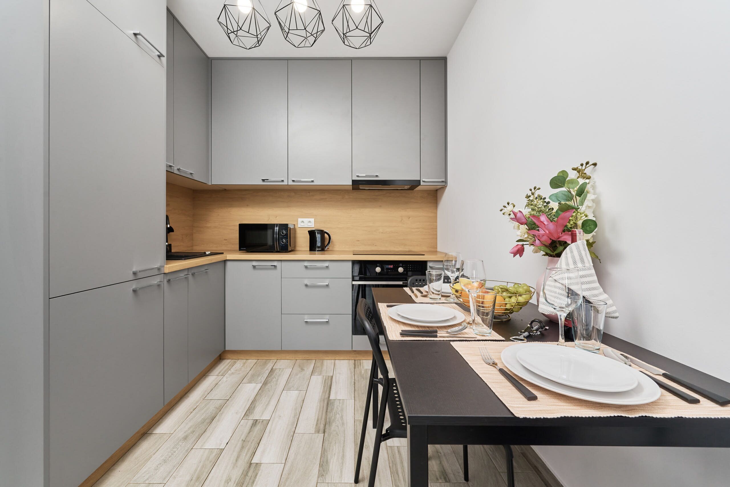 Fridge, oven, stovetop, electric kettle