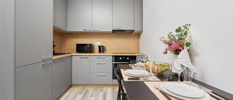 Fridge, oven, stovetop, electric kettle