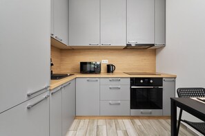 Kühlschrank, Ofen, Herdplatte, Wasserkocher