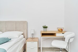 1 bedroom, desk, iron/ironing board, WiFi - Cozy Apartment | Balcony and Workspace (Wrocław)