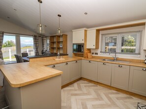 Kühlschrank, Geschirrspüler, Wasserkocher, Toaster