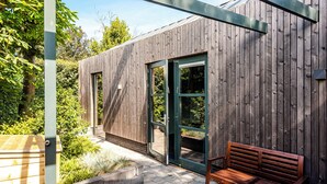 A wooden exterior with a bench and a door. - Zandvoort Lodge 2 - Amazing couples getaway! (Zandvoort)