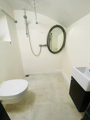 Duschwanne, Regendusche, kostenlose Toilettenartikel, Haartrockner