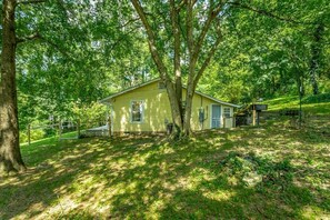 Exterior - Lucky's Cottage | Hot Tub +Dog Friendly+Fire Pit (Rossville)