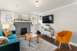 Smart TV, fireplace - Lucky's Cottage | Hot Tub +Dog Friendly+Fire Pit (Rossville)