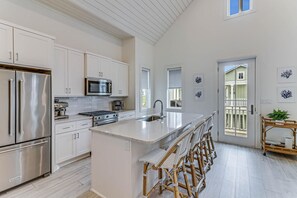 Kylskåp, mikrovågsugn, spishäll och diskmaskin