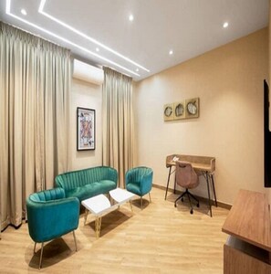 Business Suite | Living area | 36-inch plasma TV with satellite channels, TV