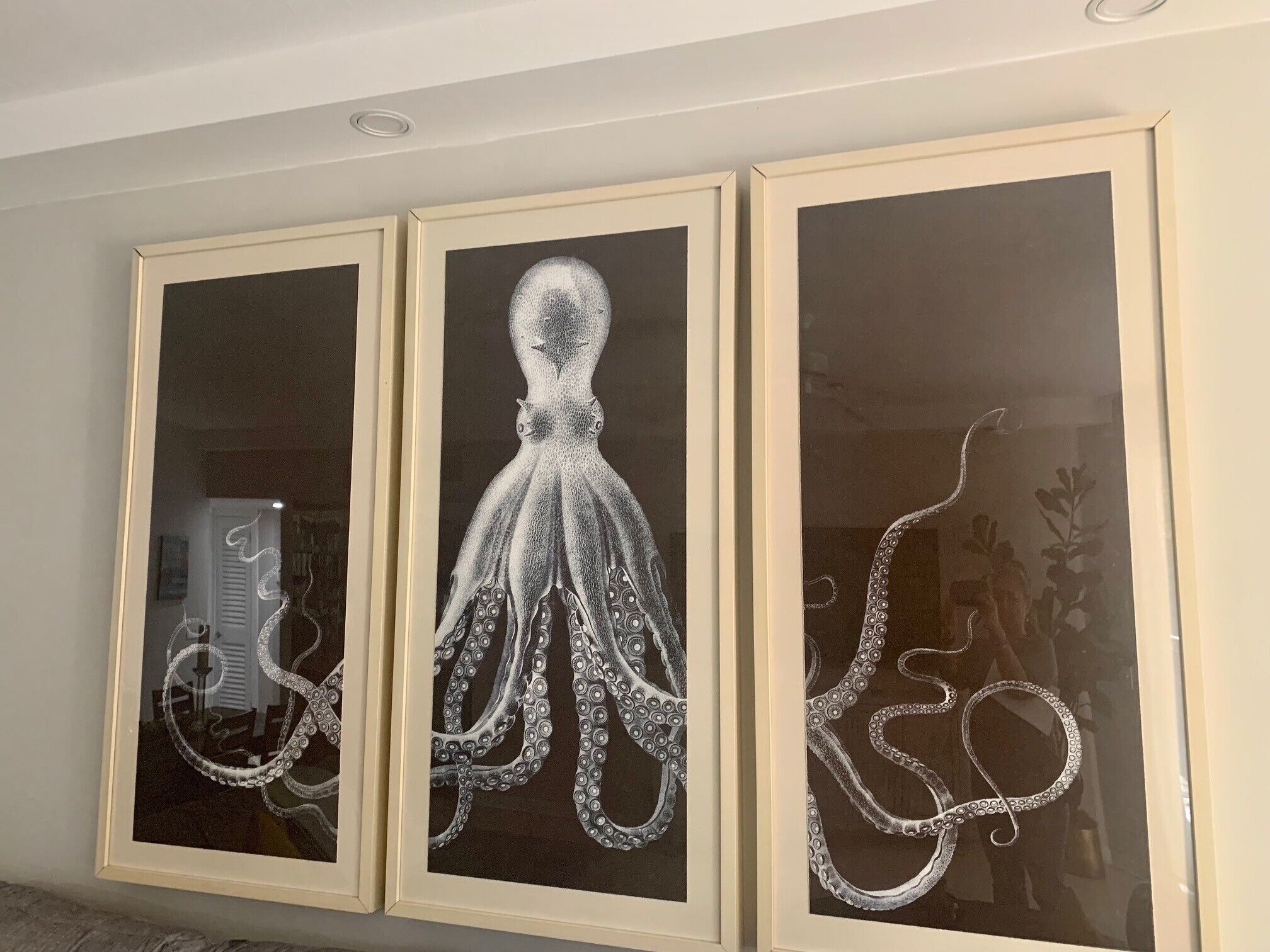 Un tríptic amb obra d'art d'un pou amb tentacles a la paret.