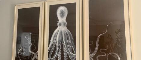Un tríptic amb obra d'art d'un pou amb tentacles a la paret.