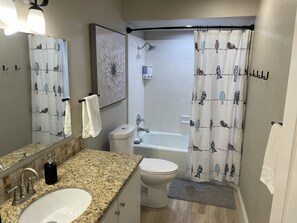 Ducha y bañera combinadas, secador de pelo, toallas y jabón