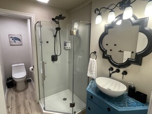 Chuveiro/banheira combinados, secador de cabelo, toalhas de banho 