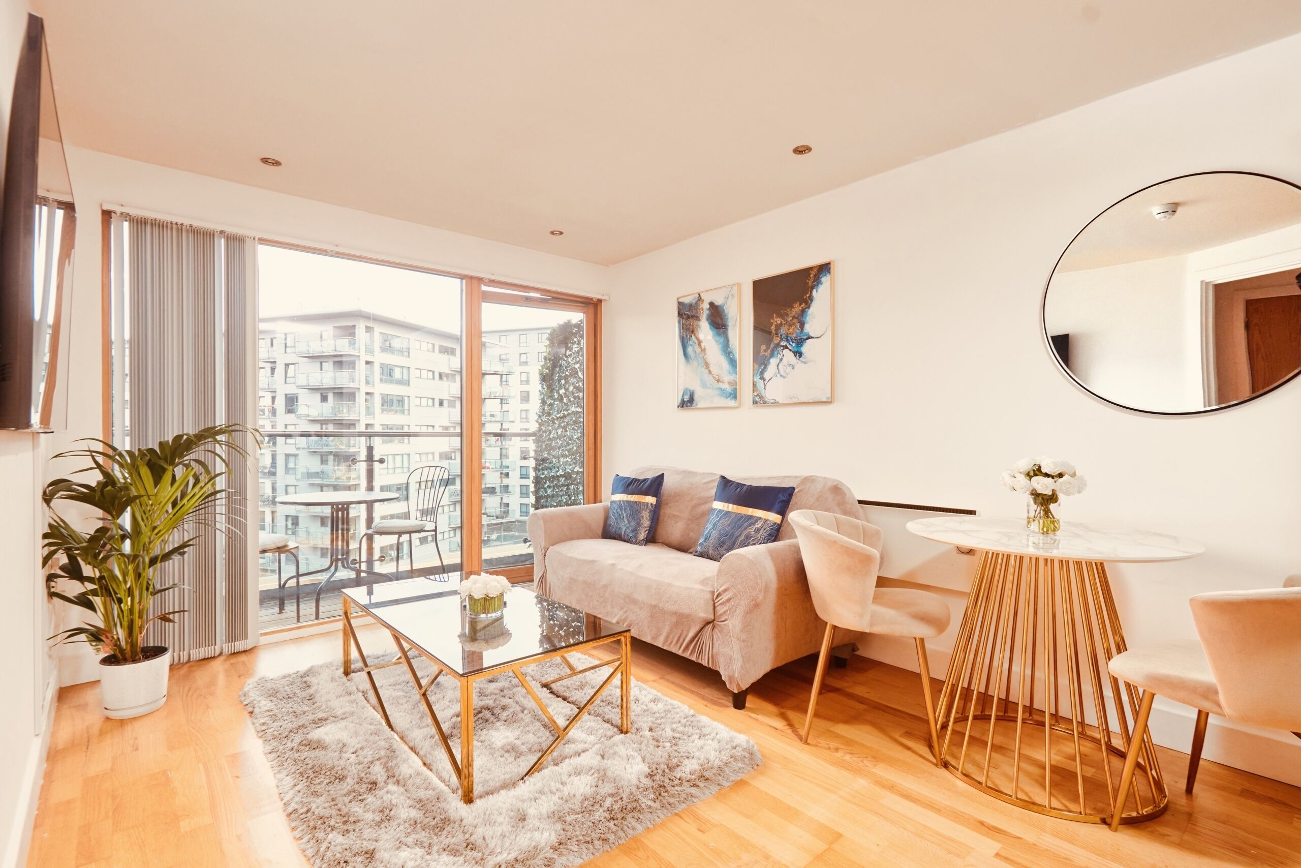 Deluxe Apartment, Private Bathroom, Canal View | Lounge