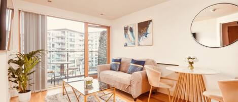 Deluxe Apartment, Private Bathroom, Canal View | Lounge