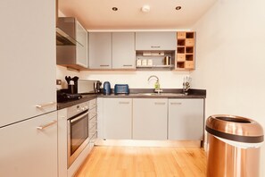 Deluxe-Apartment, eigenes Bad, Kanalblick | Gemeinschaftsküche