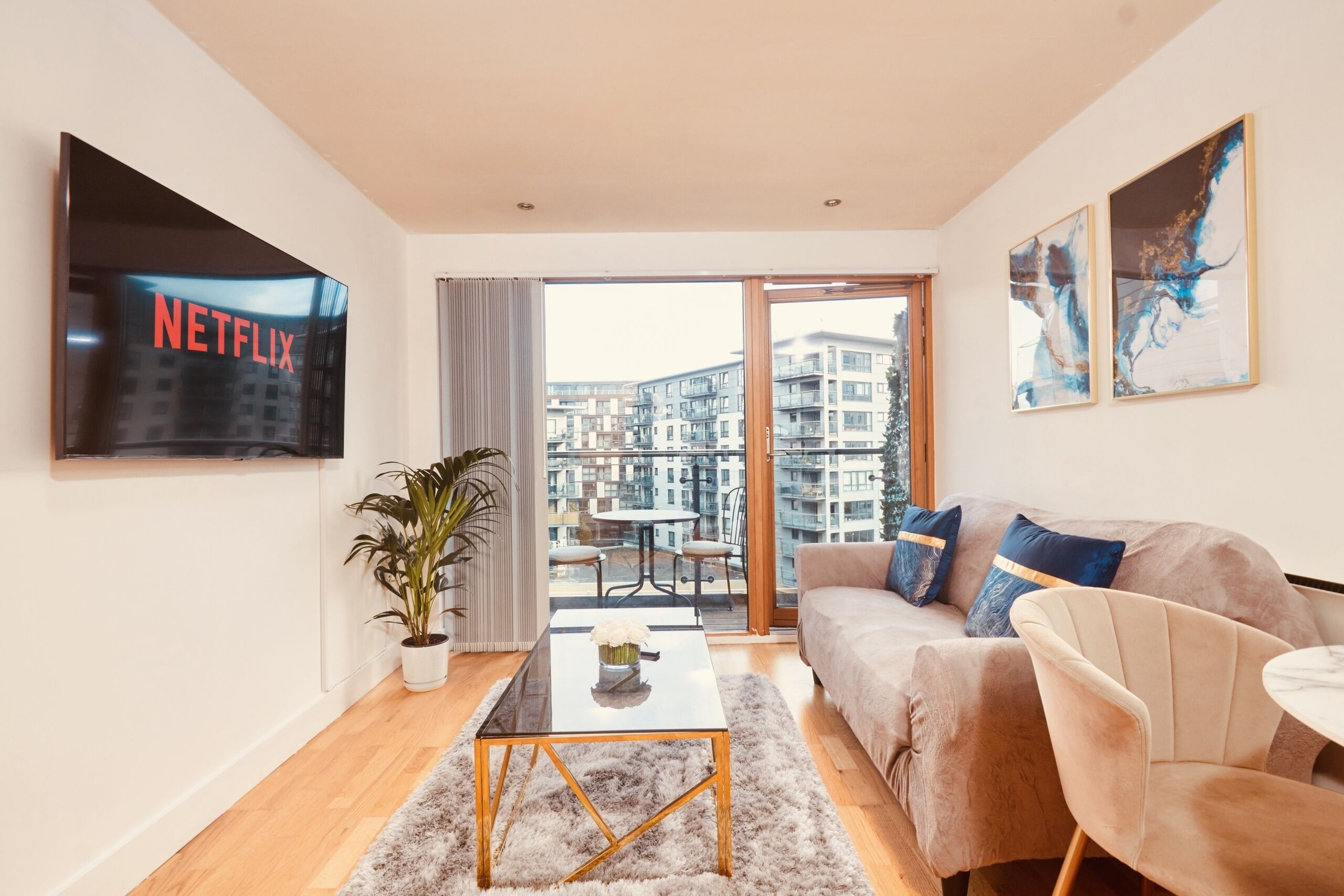 Deluxe Apartment, Private Bathroom, Canal View | Lounge