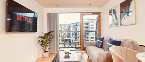 Deluxe Apartment, Private Bathroom, Canal View | Lounge