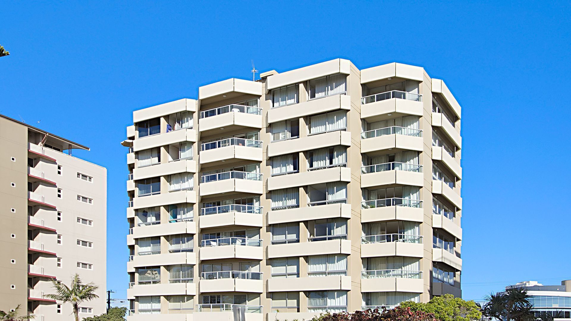 Kooringal Unit 1 Beachfront Unit with 3 bedrooms on the ground level