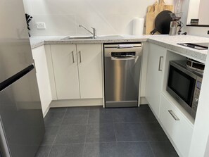 Kjøleskap, mikrobølgeovn, ovn og kokeplater