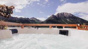 Ein Whirlpool vor einer Bergkulisse.